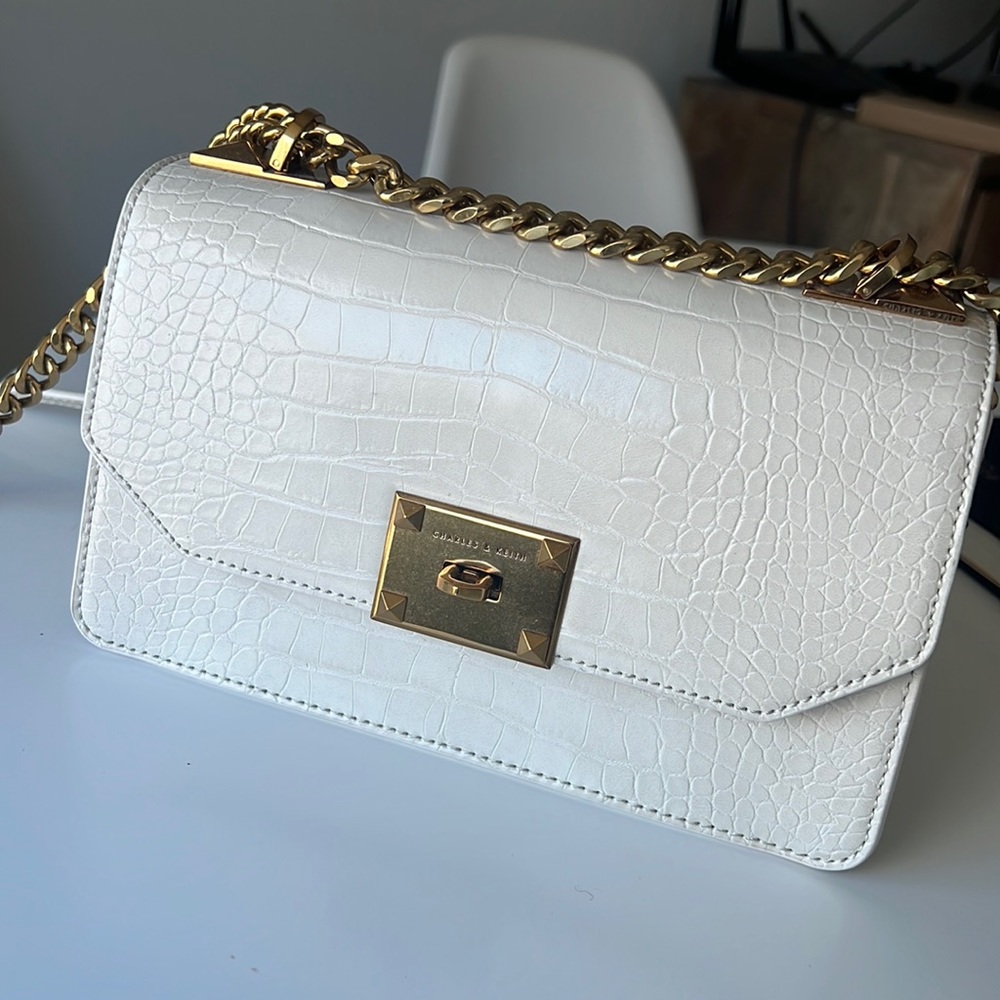 Croc-Effect Chain Strap Crossbody Bag - Cream